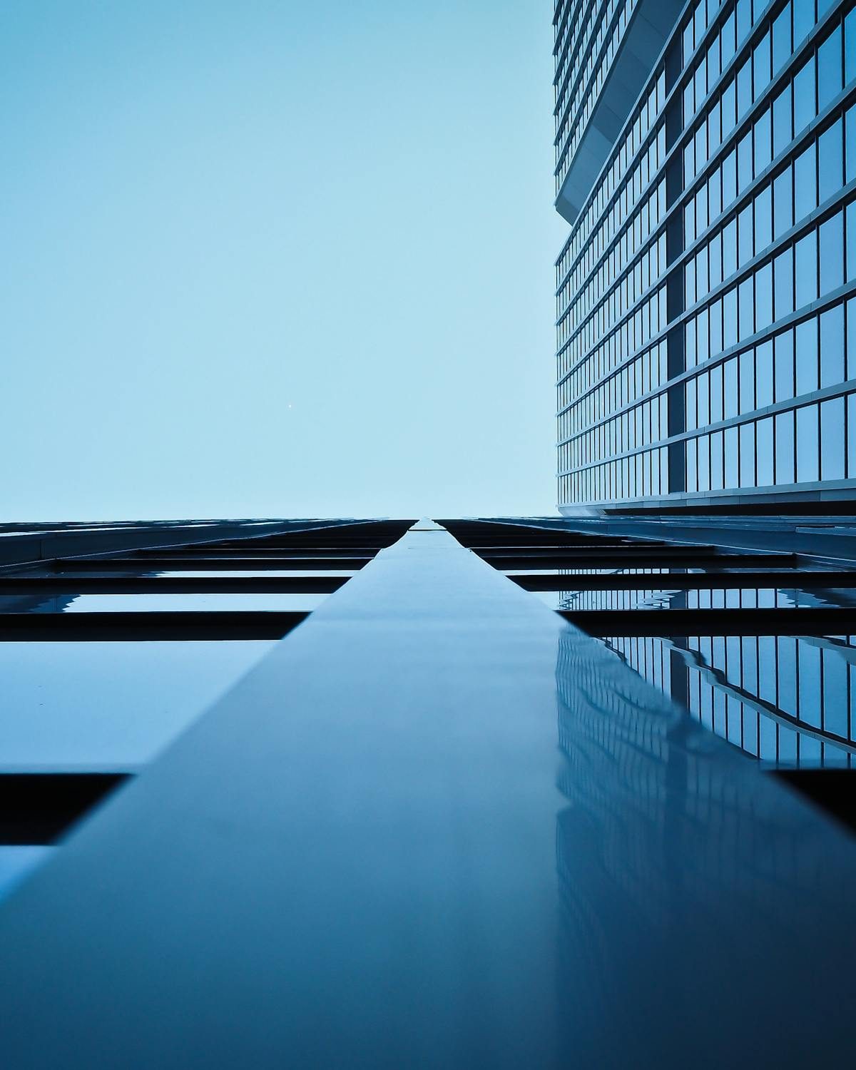Edificio corporativo moderno — corporate compliance y responsabilidad